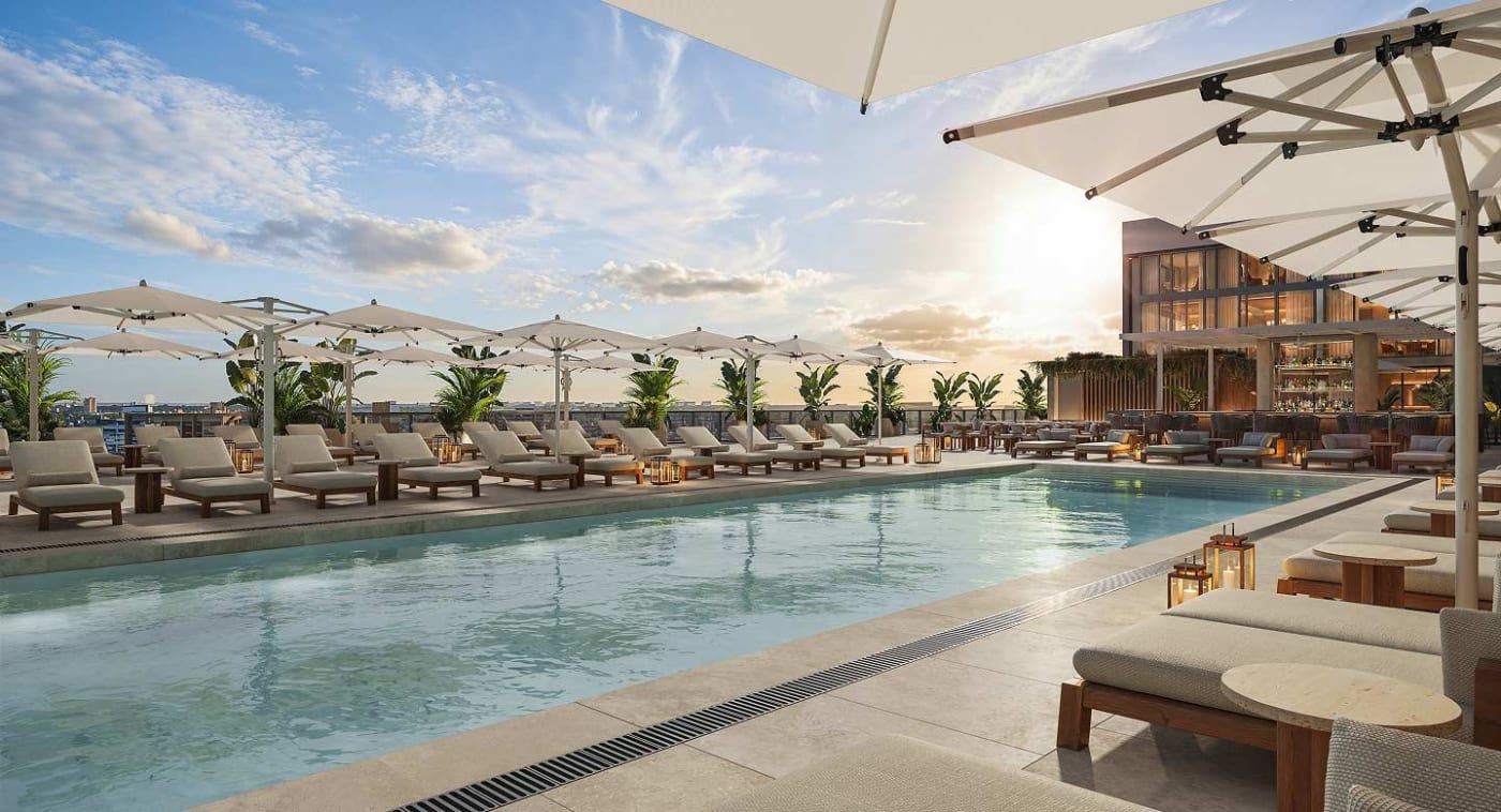 Rendu de la piscine sur le toit de Pendry Tampa, transats et parasols face à la baie