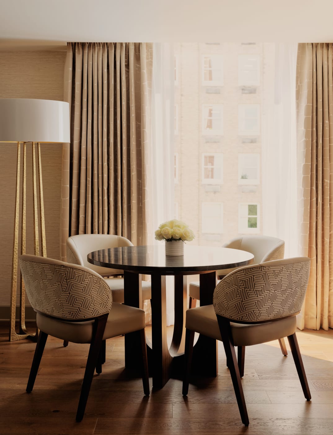 Coin repas près de la fenêtre dans une City Suite du Four Seasons Hotel Boston
