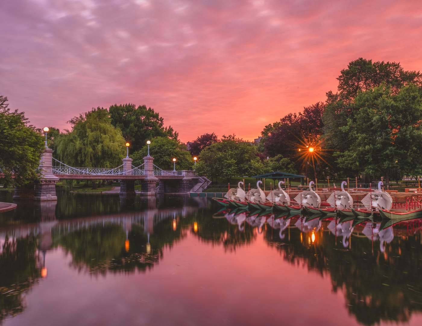 Lagune et passerelle du Public Garden de Boston au coucher du soleil, en face du Four Seasons Hotel Boston