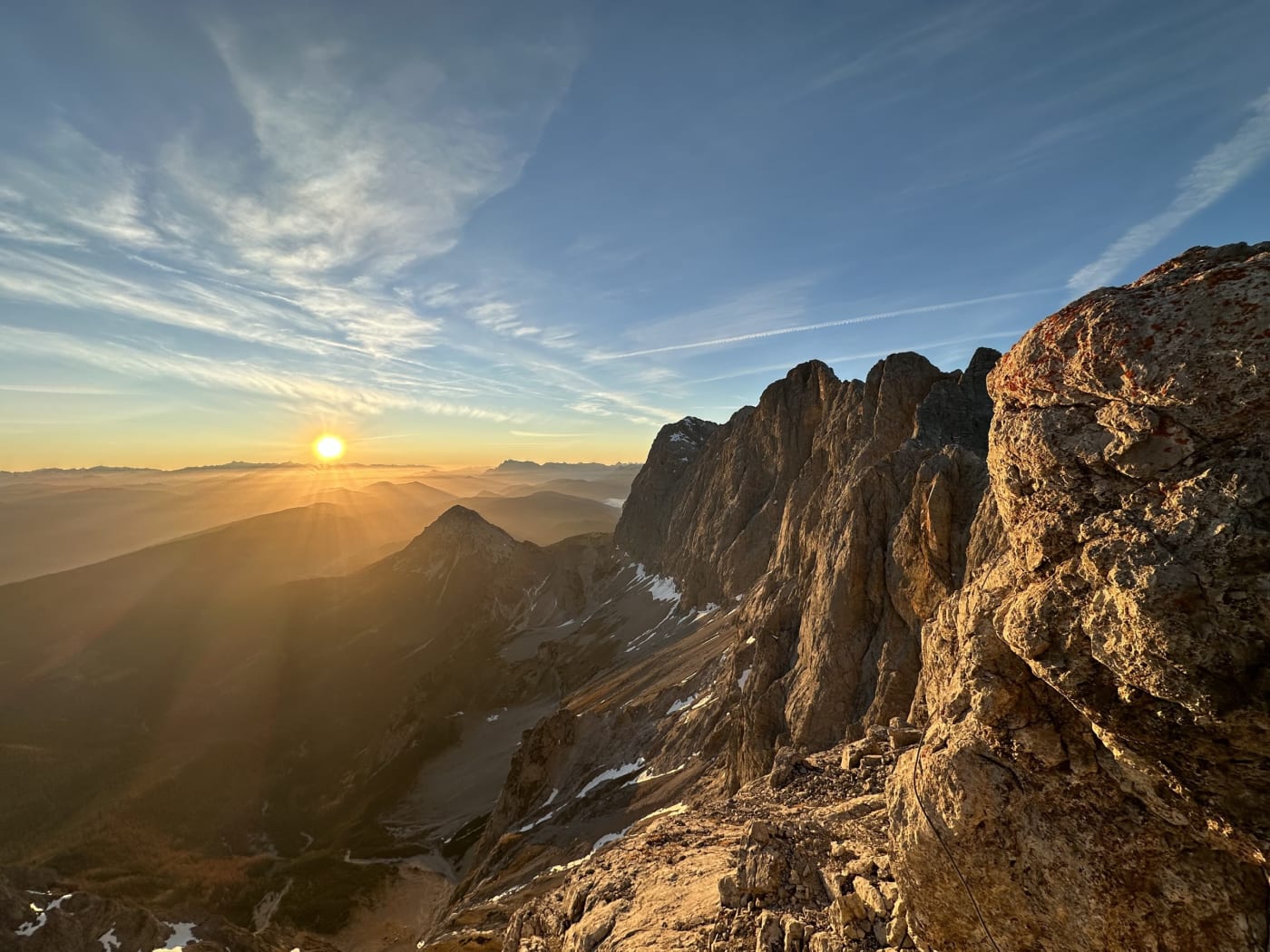 Nascer do sol sobre os paredões calcários do maciço do Dachstein, acima de Ramsau