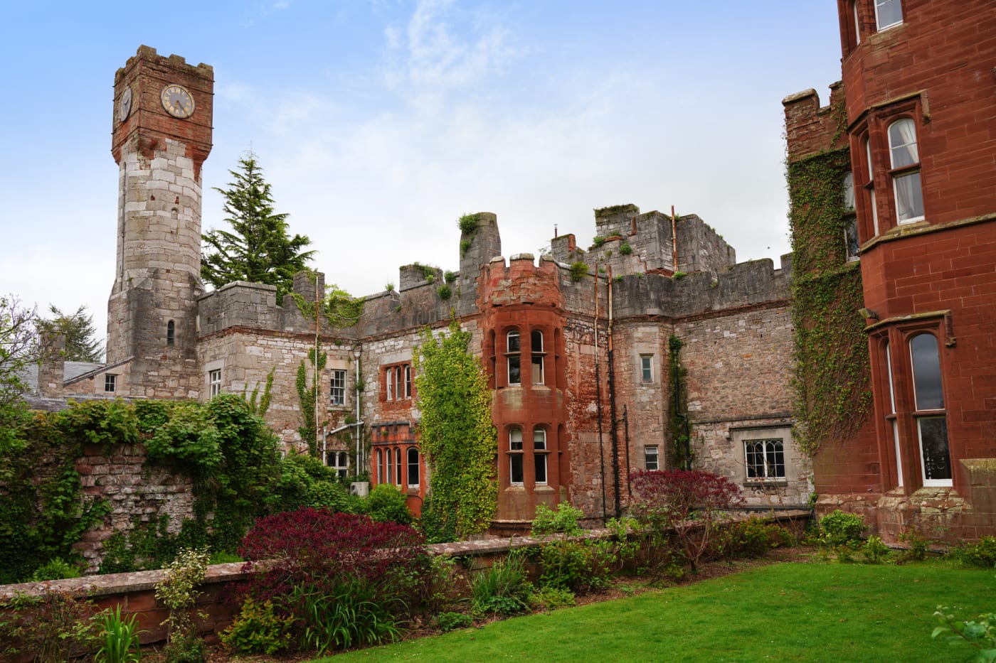 La torre del reloj y las fachadas de arenisca roja de Ruthin Castle, en Gales