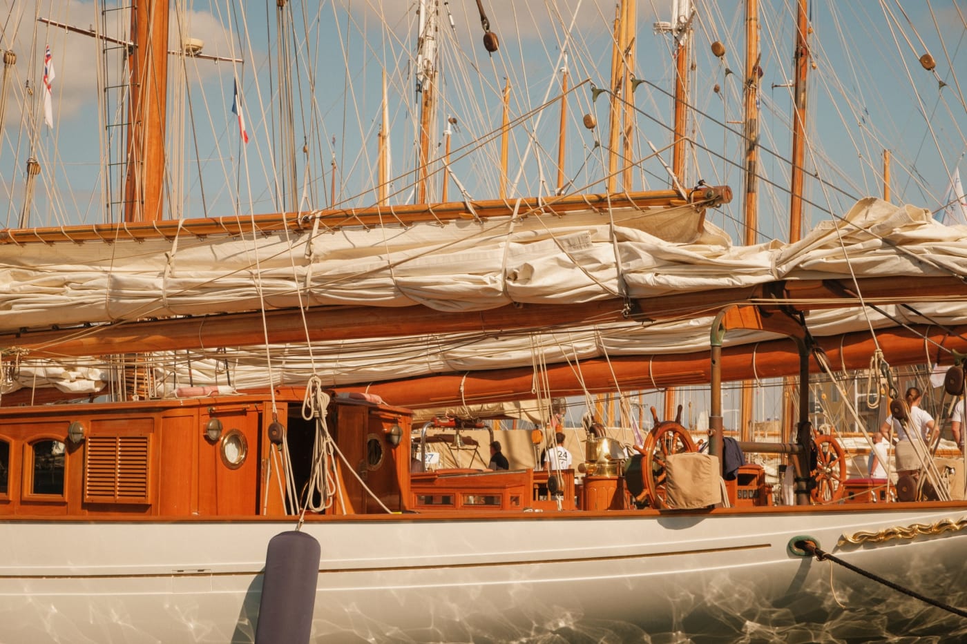 Pont en bois verni et gréement d'un voilier classique amarré à Saint-Tropez