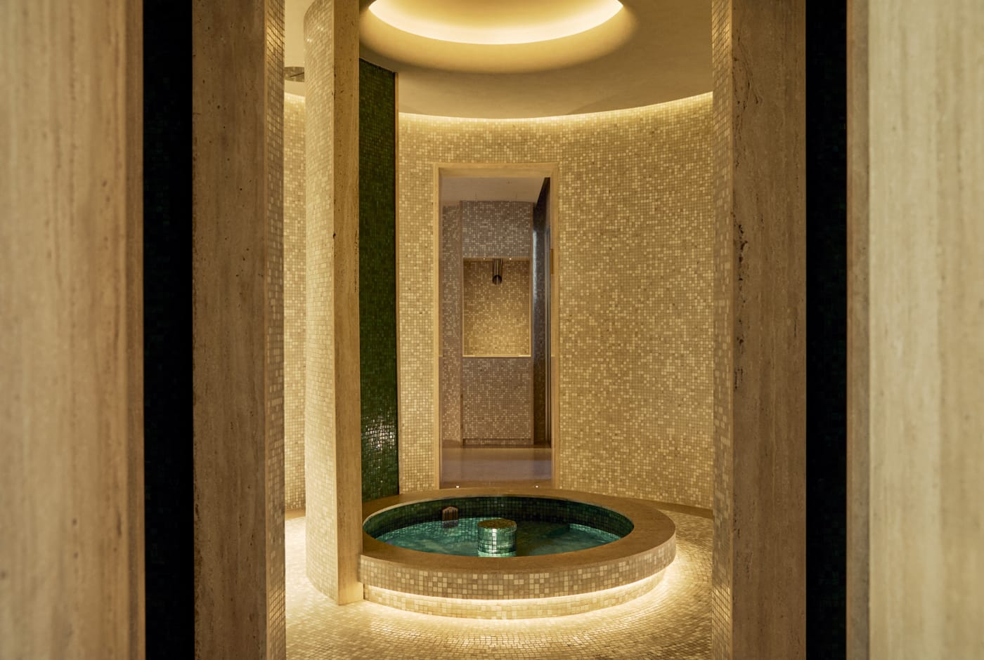 Bassin circulaire en mosaïque de la zone d'hydrothérapie du spa du Four Seasons Resort Mallorca at Formentor