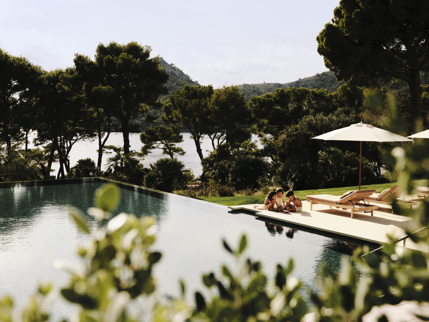 Piscine à débordement bordée de pins au Four Seasons Resort Mallorca at Formentor
