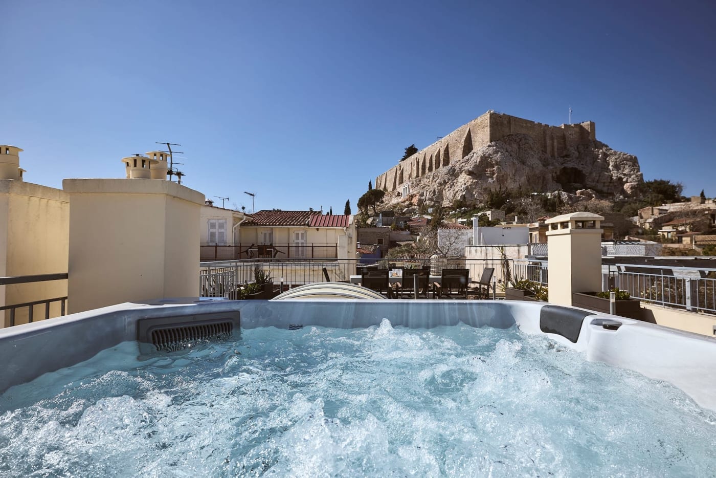Jacuzzi de la terrasse de 100 m² de la villa de Plaka, face au rocher de l'Acropole
