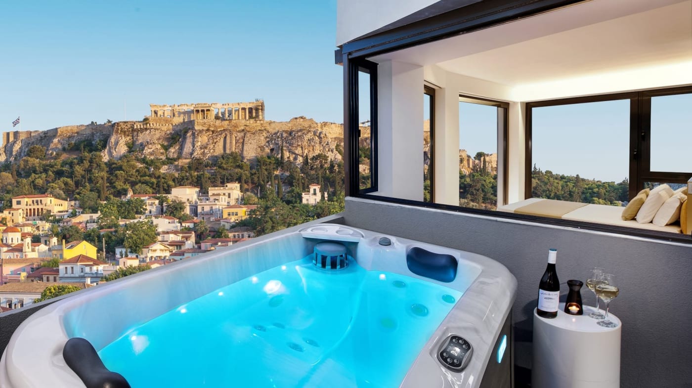Jacuzzi du balcon de la suite AVATON à Monastiraki, avec l'Acropole et les toits de Plaka