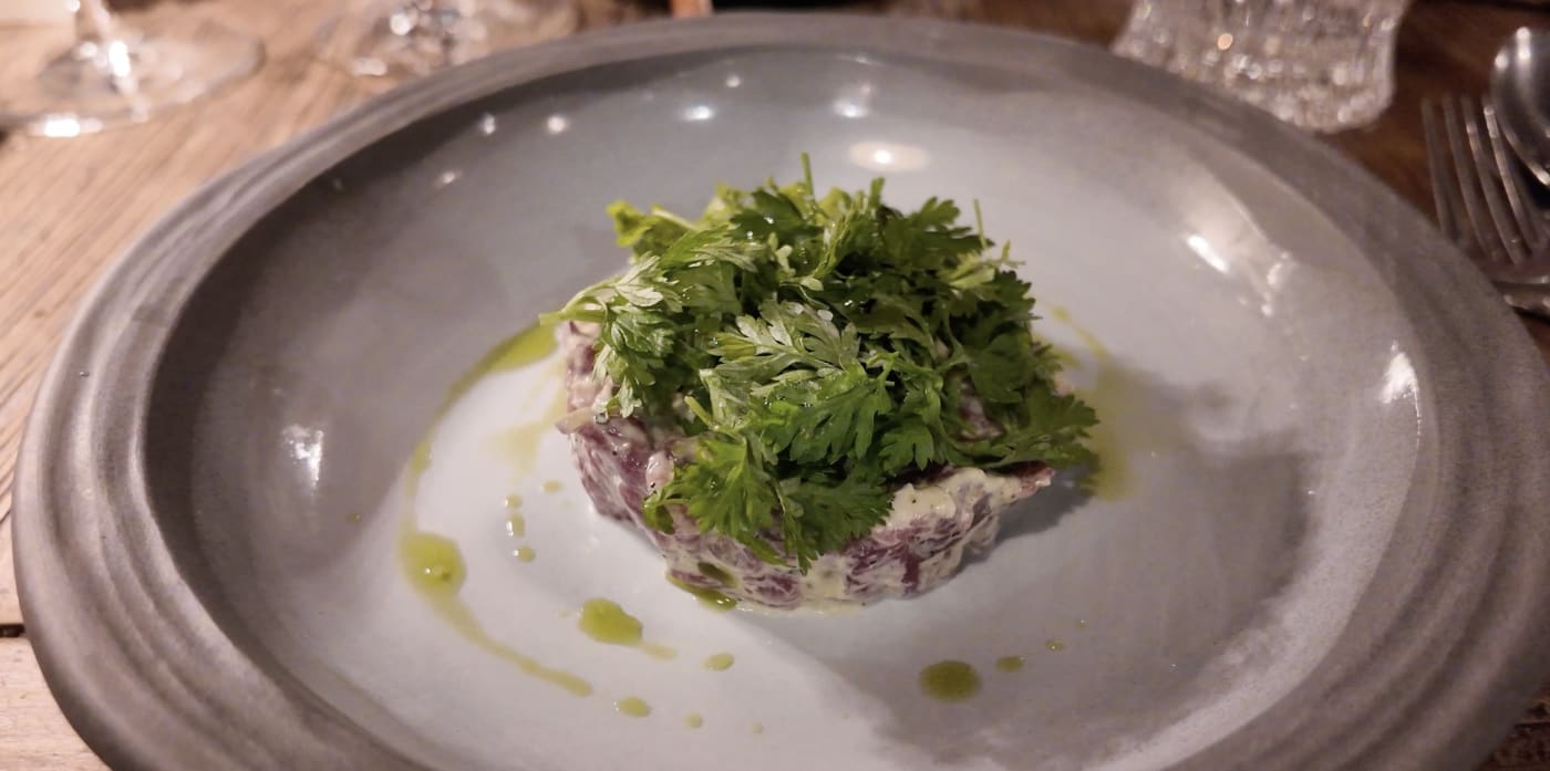 Rehtatar mit Kerbel auf einem grauen Teller im Restaurant Ardent des Loire Valley Lodges