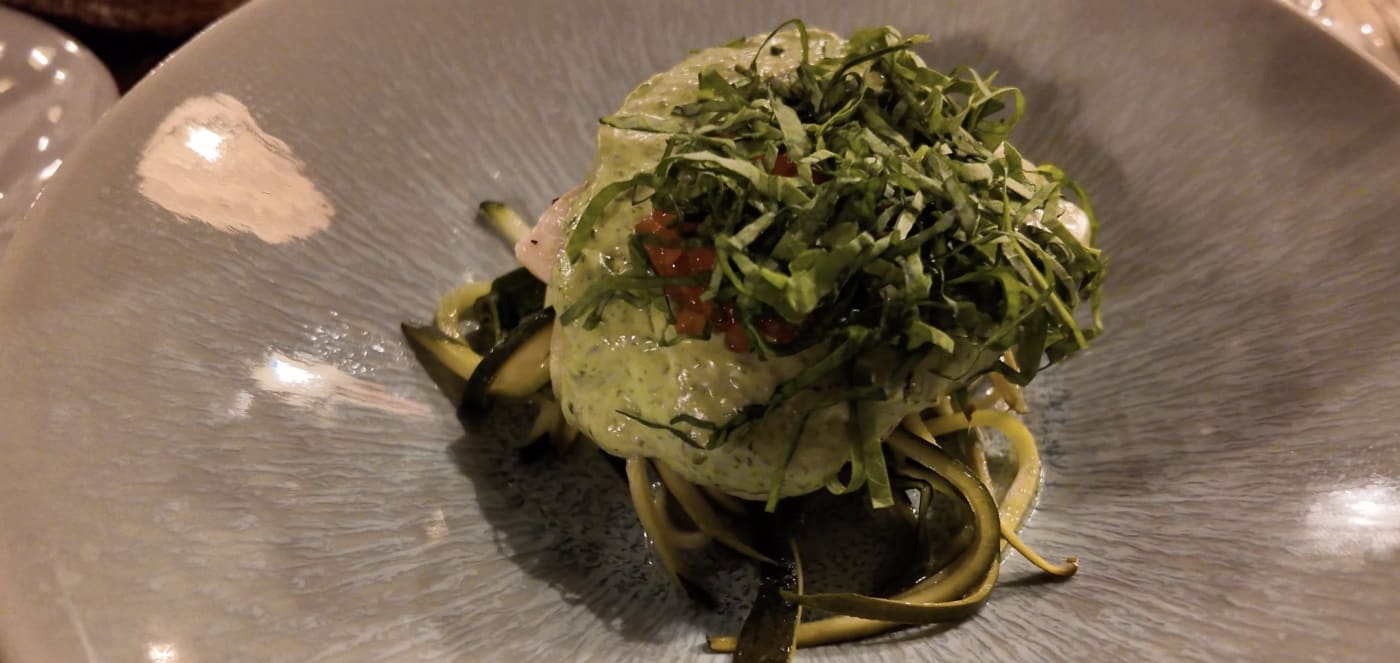 Forelle auf Zucchini-Tagliatelle mit grüner Sauerampfersauce im Restaurant Ardent des Loire Valley Lodges