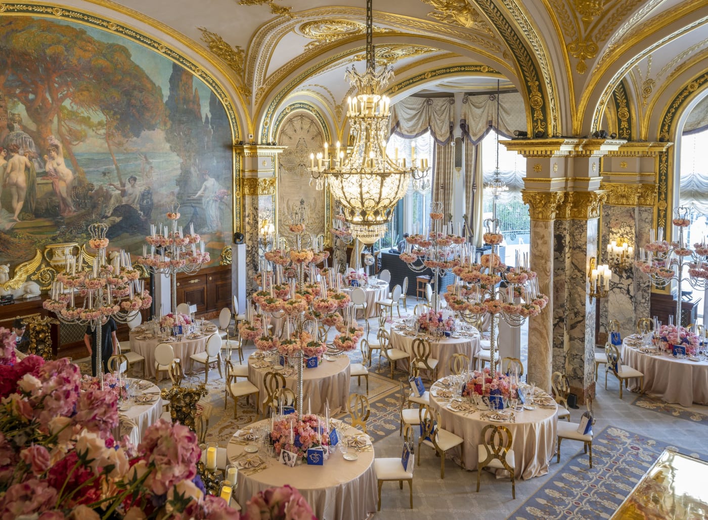 Die Salle Empire des Hôtel de Paris Monte-Carlo mit Fresken, Vergoldungen und Kronleuchtern, für ein Galadinner eingedeckt