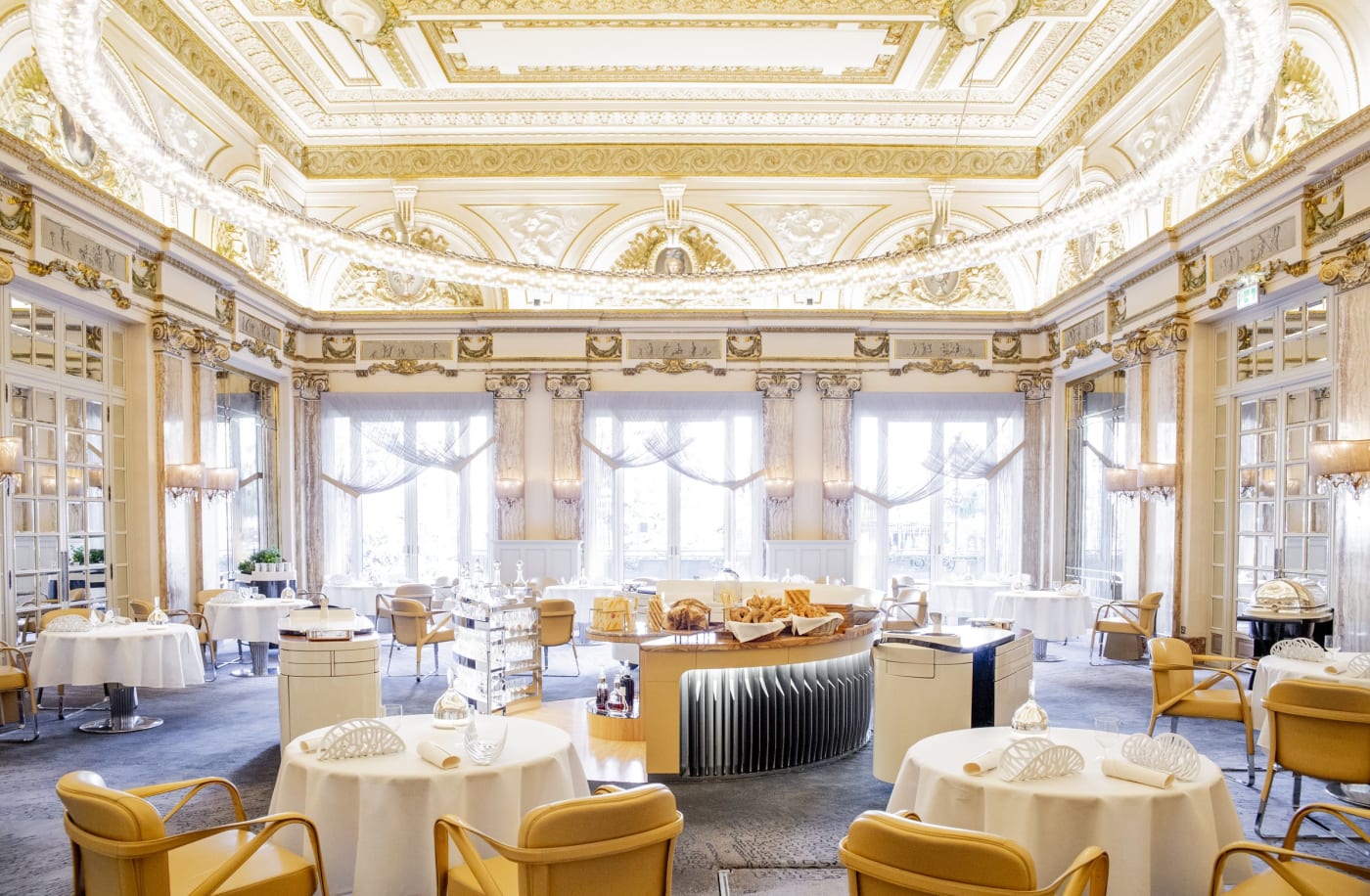 Der Speisesaal des Le Louis XV Alain Ducasse im Hôtel de Paris Monte-Carlo mit vergoldeter Decke und hohen Fenstern