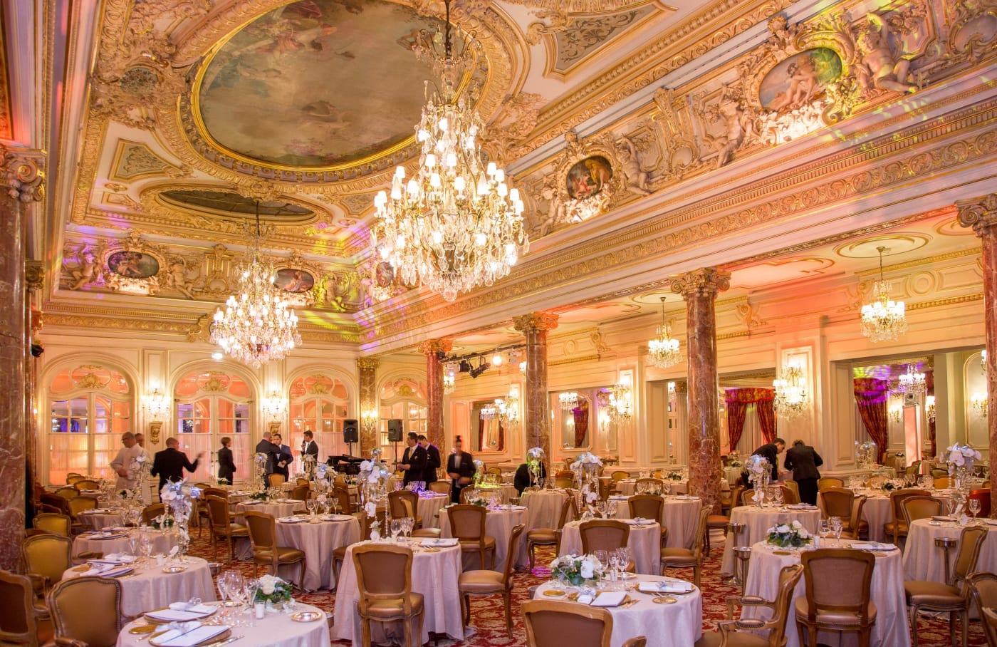 Die Salle Belle Époque des Hôtel Hermitage Monte-Carlo mit bemalter Decke, Kronleuchtern und Marmorsäulen