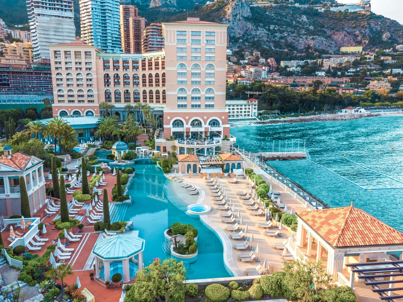 Luftaufnahme des Monte-Carlo Bay Hotel & Resort mit Lagune, Pools und Meer in Monaco
