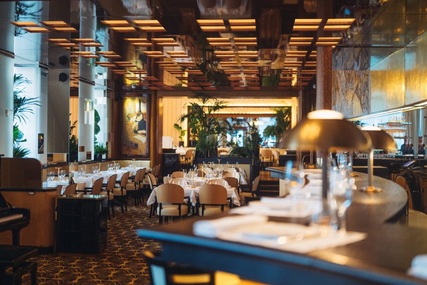 El comedor art déco de Le Relais Plaza, la brasserie del Plaza Athénée en París