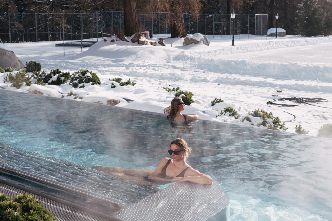 Le bassin extérieur chauffé du nouveau Suvretta Spa de Suvretta House, entouré de neige, à Saint-Moritz