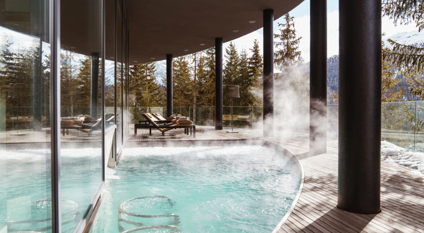 Le bassin extérieur fumant du Carlton Spa, au Carlton Hotel St. Moritz