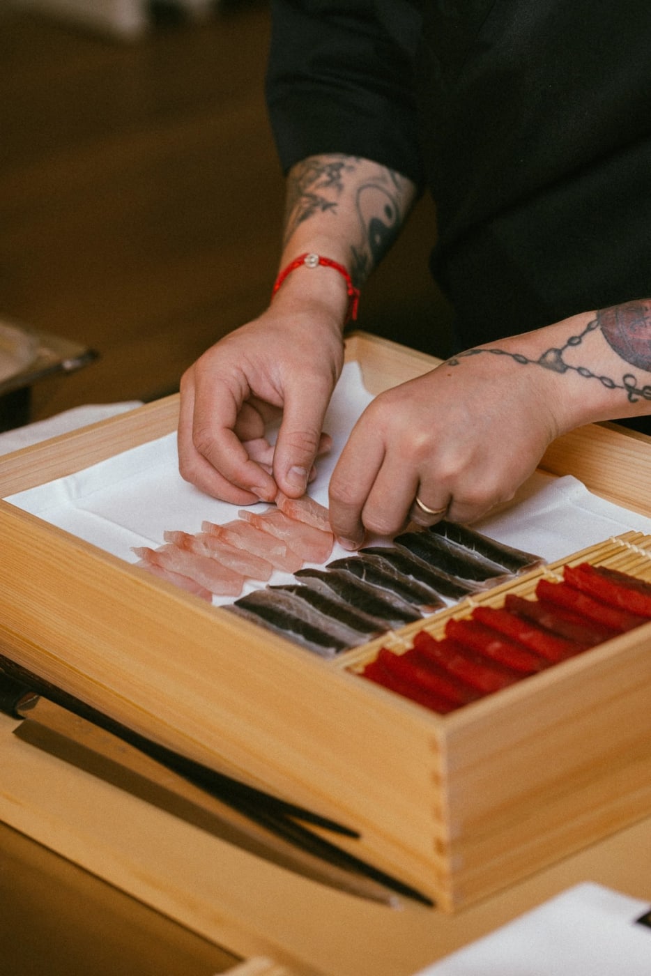 Zubereitung des Fischs für Nigiri am Tresen des KANJIRU im Torel Private Collection in Porto