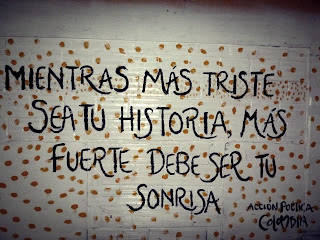 Frases de Acción Poética en Español (Latinoamericana) - Mientras más triste sea tu historia, más fuerte debe ser tu sonrisa.