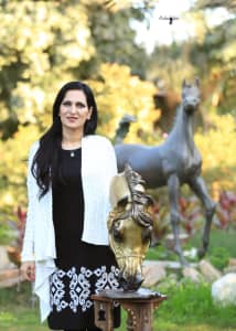 الفنانة منى المقداد مع احد اعمالها الرائعة