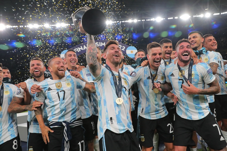 Info Main Bola Bawa Timnas Argentina Juara Finalissima 2022, Koleksi Trofi Lionel Messi Sejajar Cristiano Ronaldo