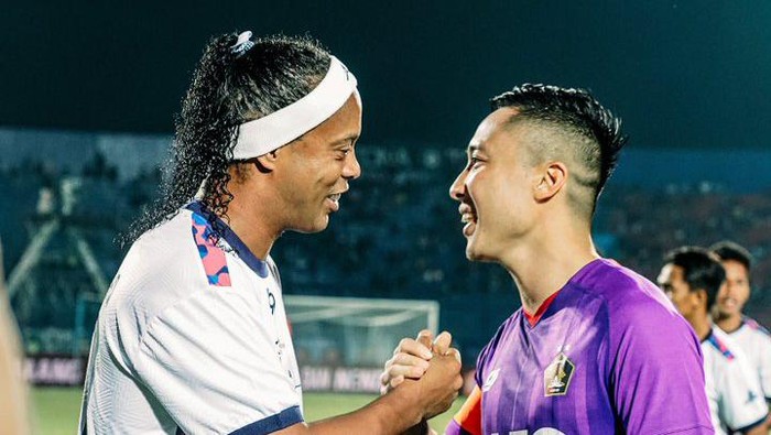 Info Main Bola Trofeo Ronaldinho: Persik Juara, Ronaldinho Cuma Main 30 Menit