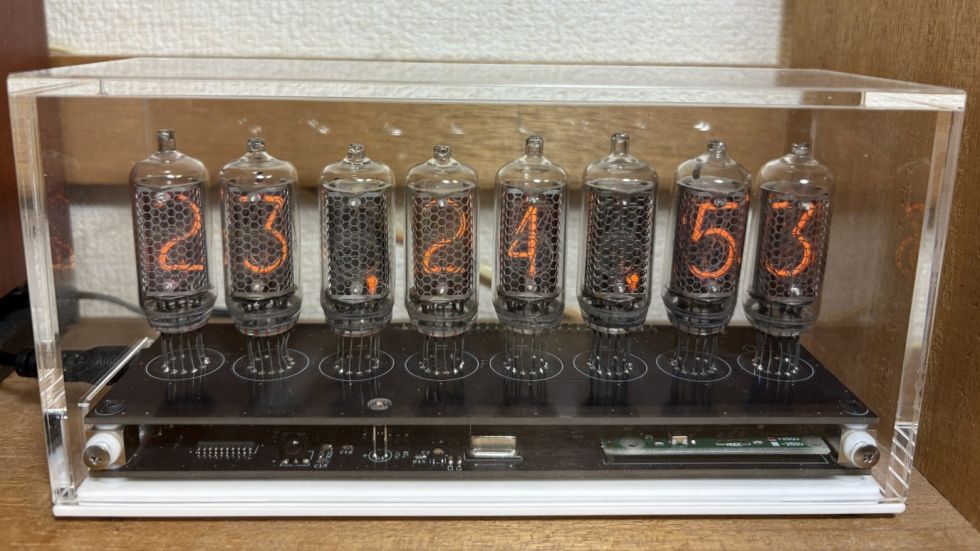 水晶発振器の温度補正で月差0.2秒を実現したニキシー管時計