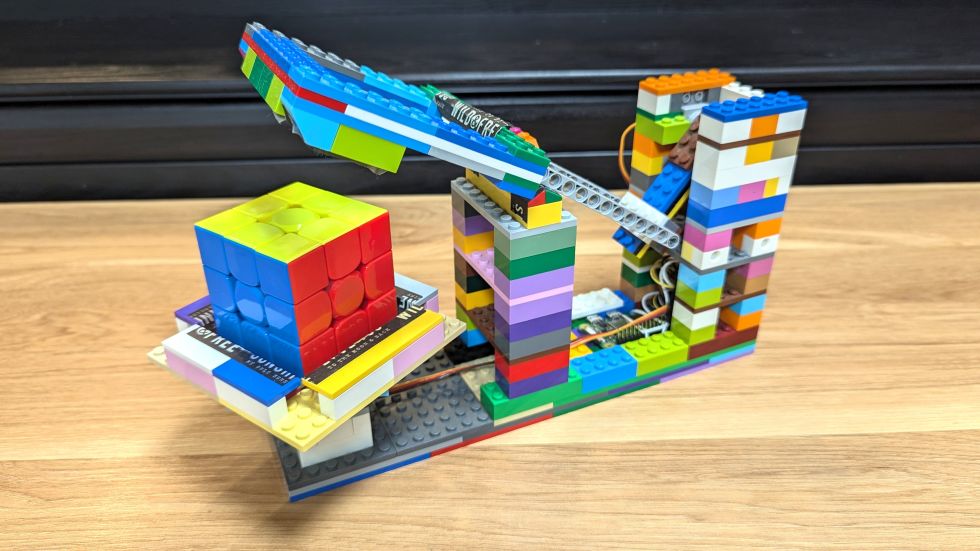 ルービックキューブを崩したり揃えたりできるロボット「Cube Scrambler」の作り方