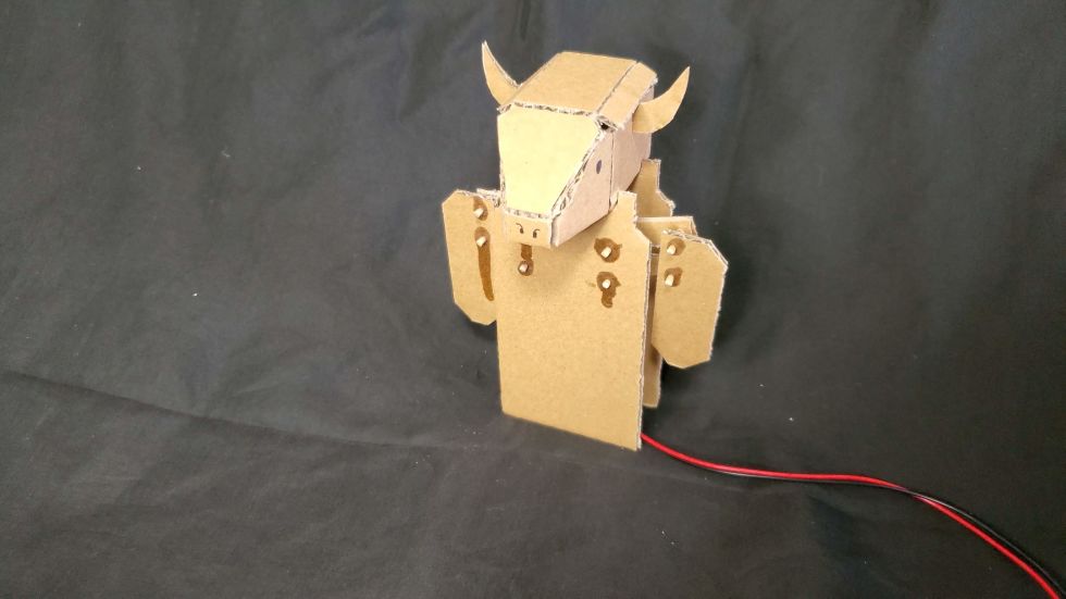 肩を上下させるバッファロー人形