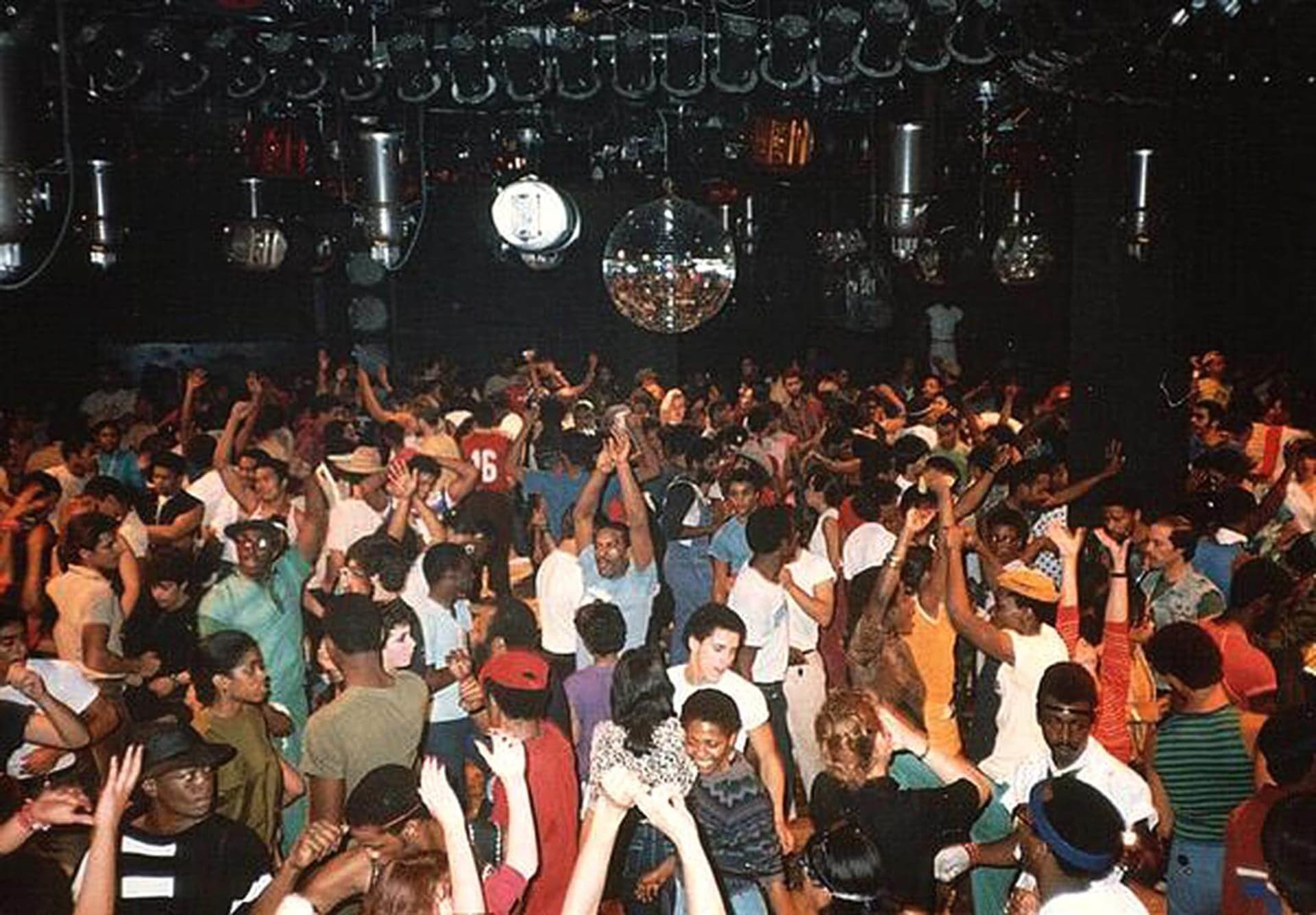 18 Unforgettable Dance Clubs In Chicago For An Electrifying Nightlife Experience