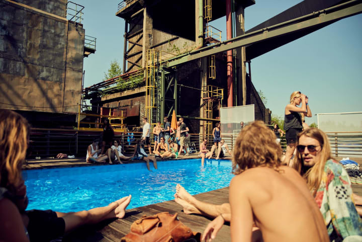 Pool Zeche Zollverein by Henri Vogt