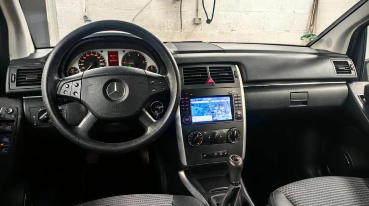 Mercedes-Benz B 180