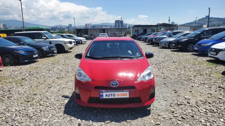 Toyota Aqua / Prius c preview