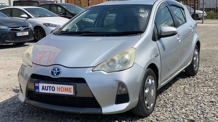 Toyota Aqua / Prius c preview