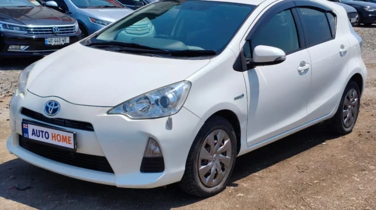 Toyota Aqua / Prius c preview