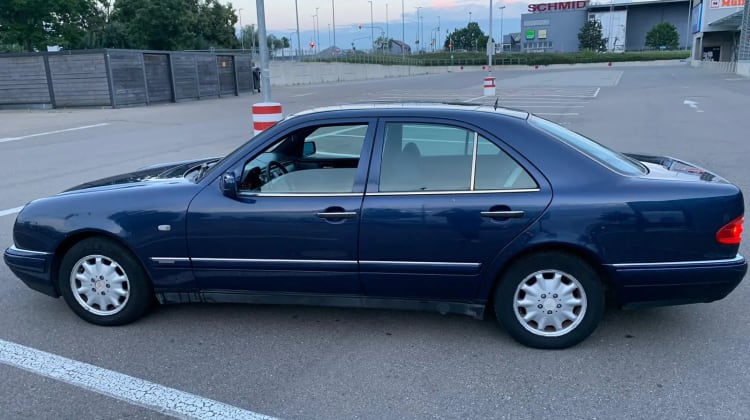 Mercedes-Benz E 230