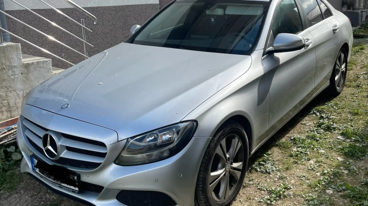 Mercedes-Benz 220 preview