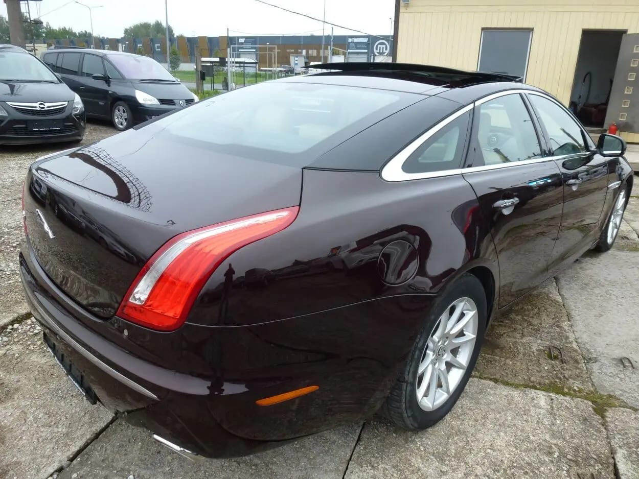 Jaguar XJ