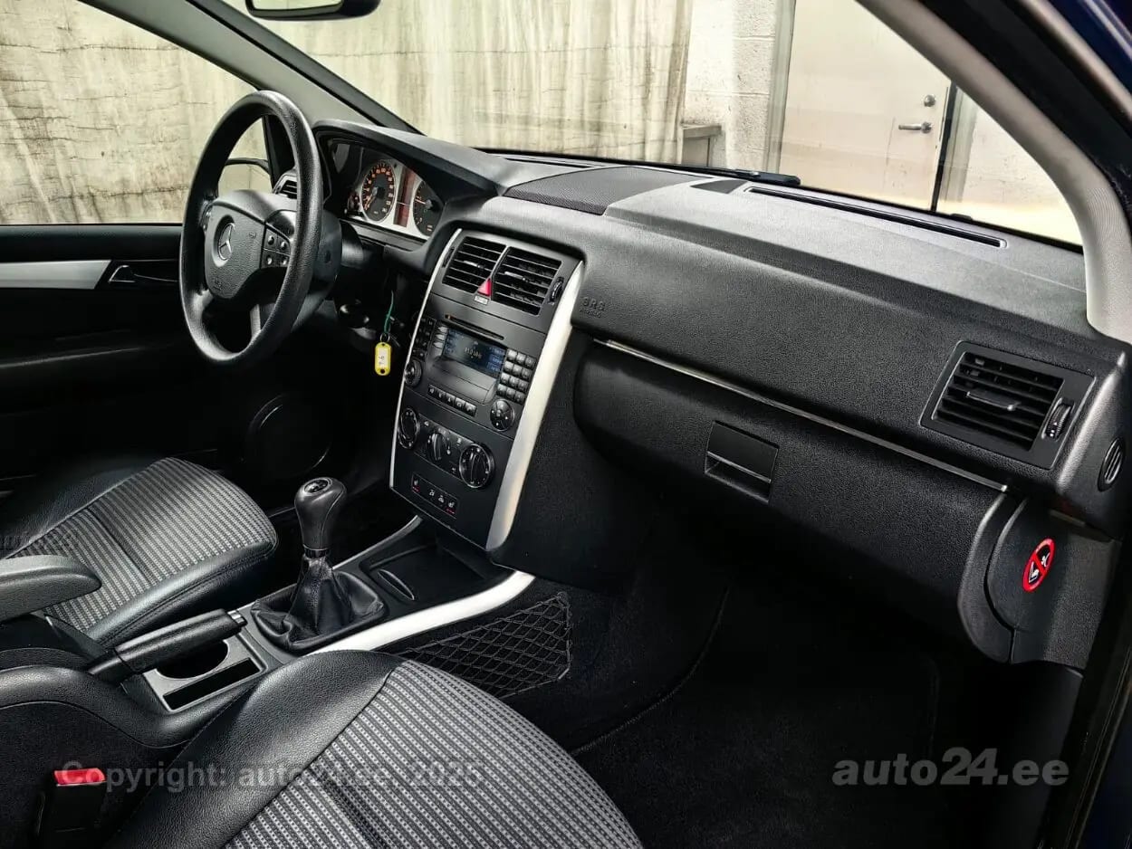 Mercedes-Benz B 180