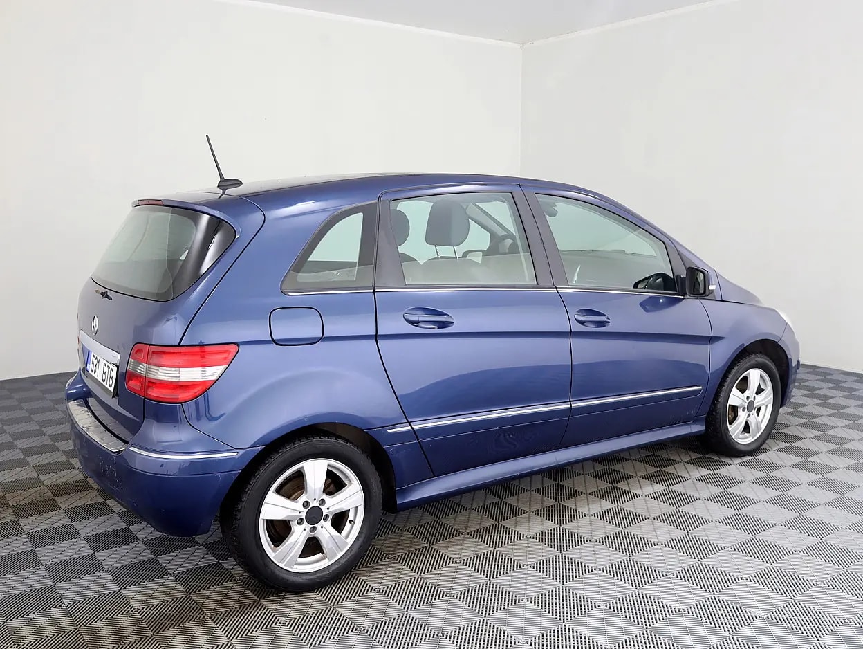 Mercedes-Benz B 180