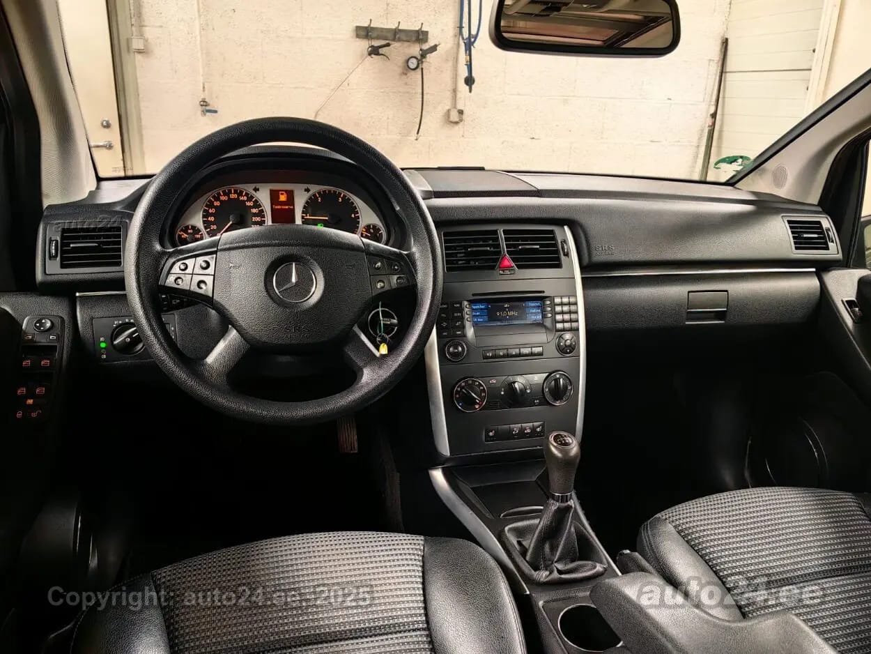 Mercedes-Benz B 180