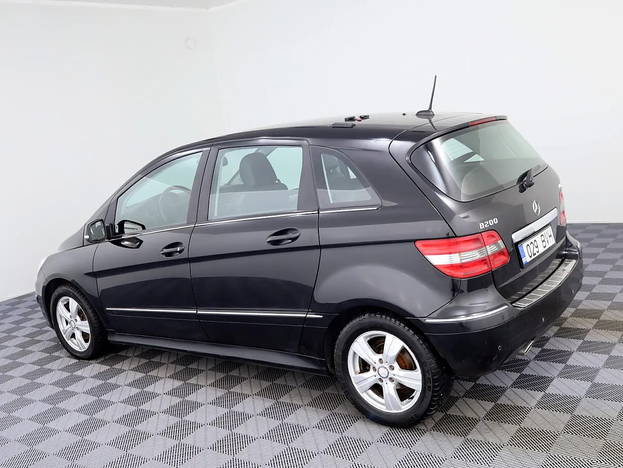 Mercedes-Benz B 180