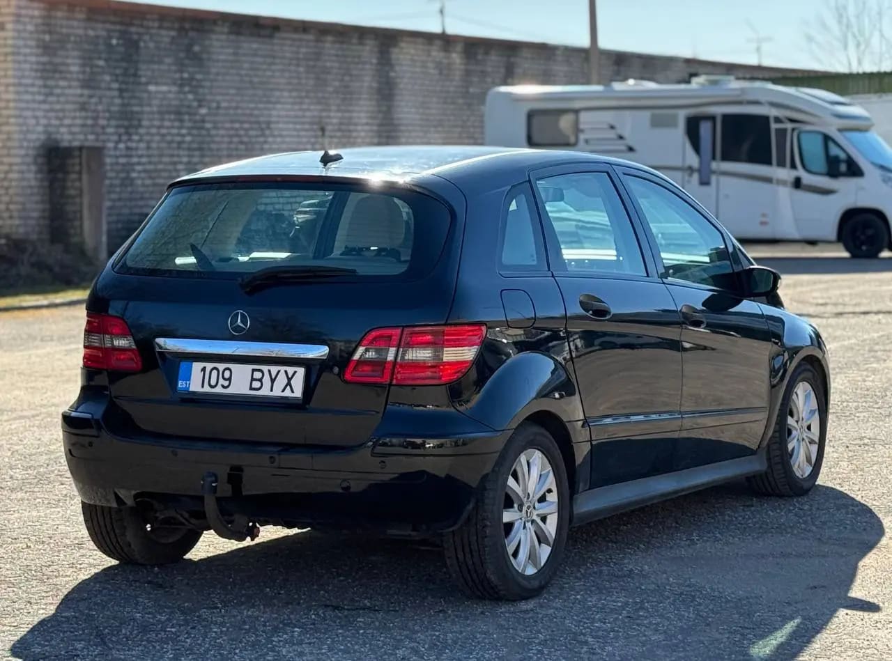 Mercedes-Benz B 180