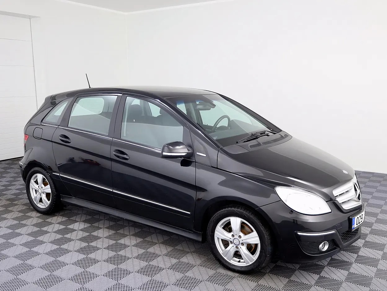 Mercedes-Benz B 180