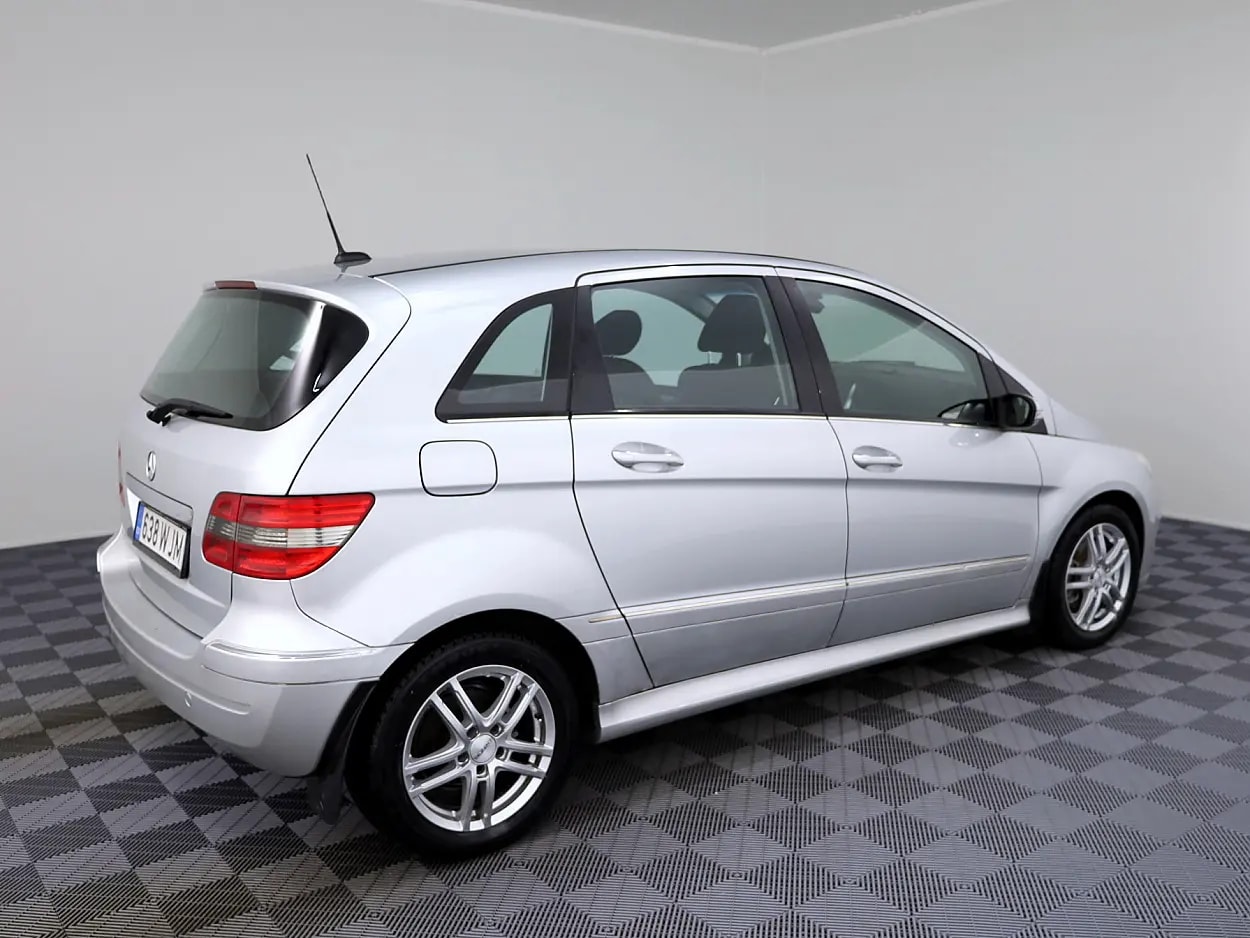 Mercedes-Benz B 180