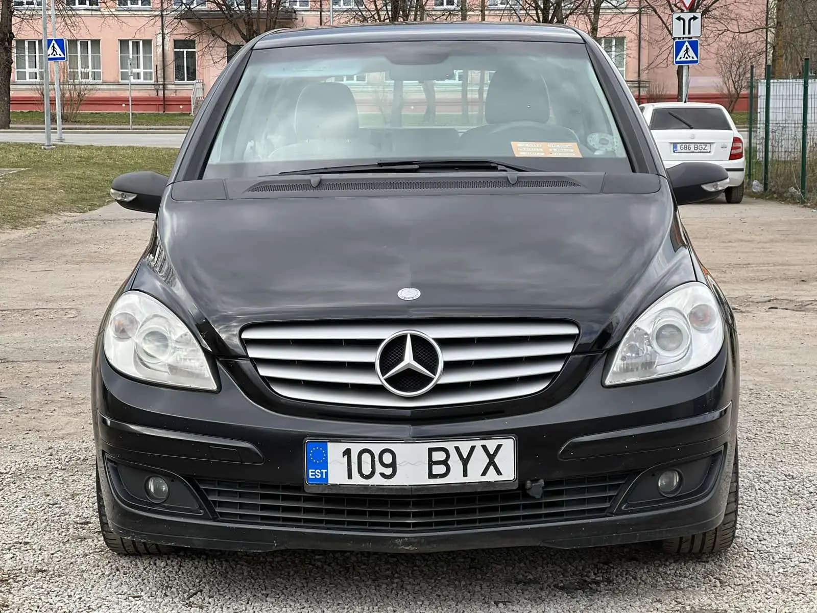 Mercedes-Benz B 180