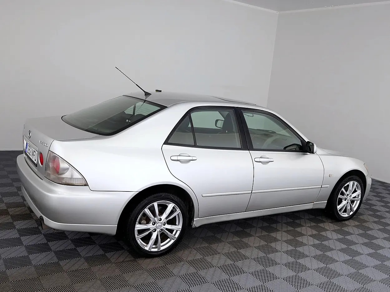 Lexus IS 200