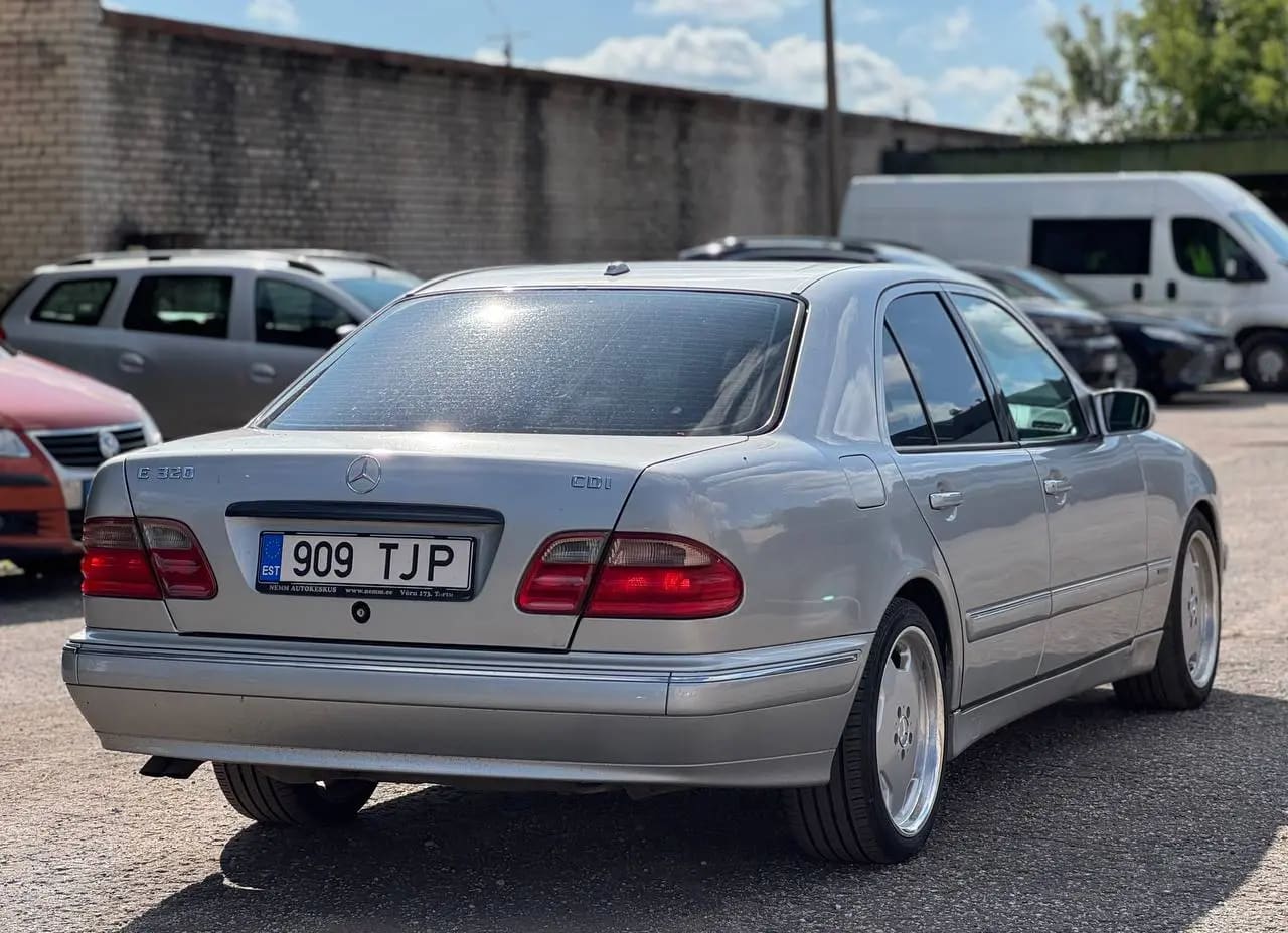 Mercedes-Benz E 320