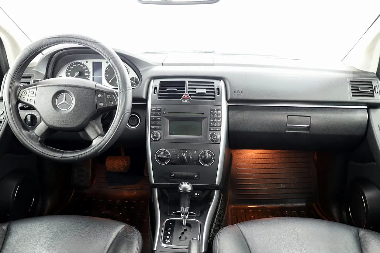 Mercedes-Benz B 180