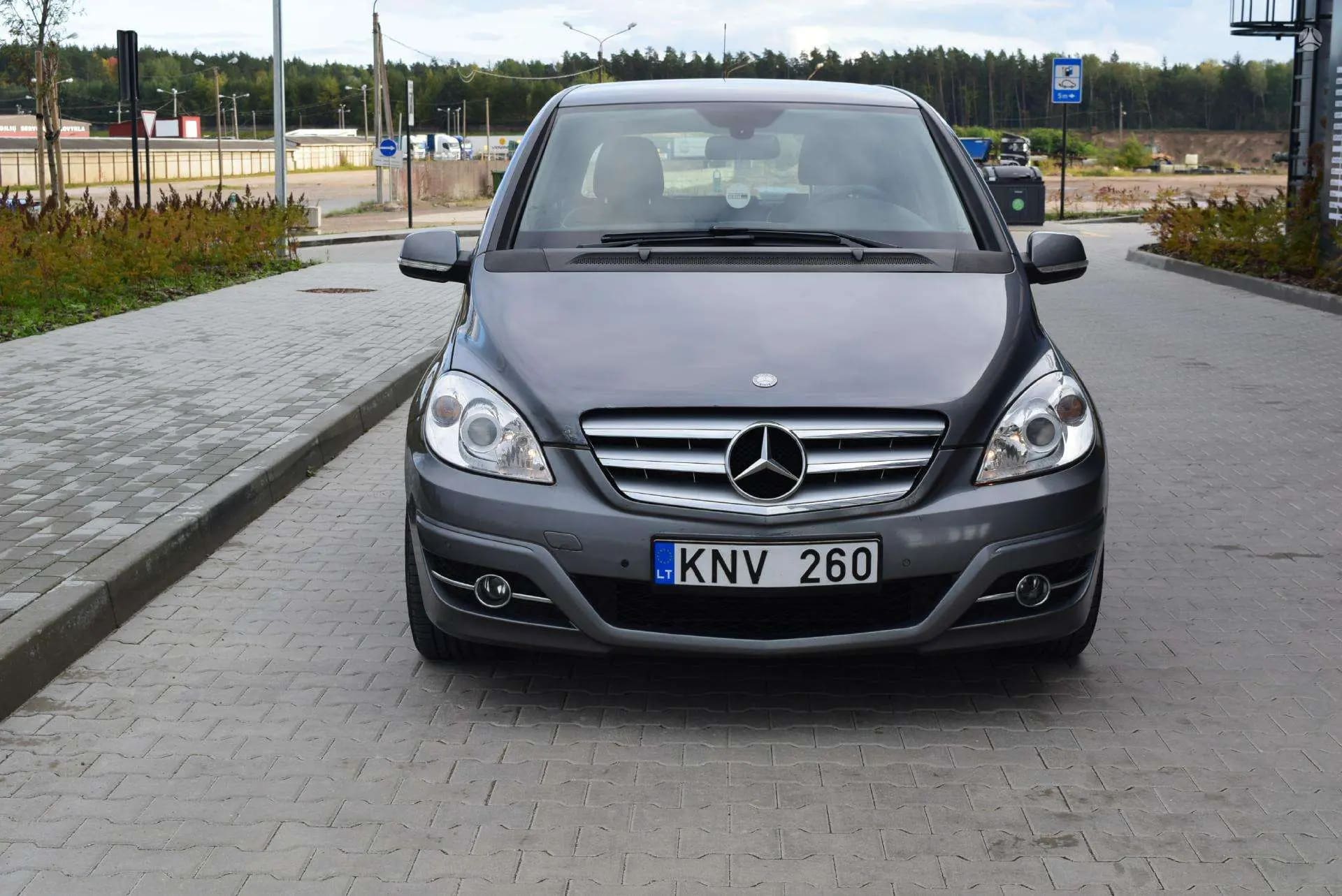 Mercedes-Benz B 180