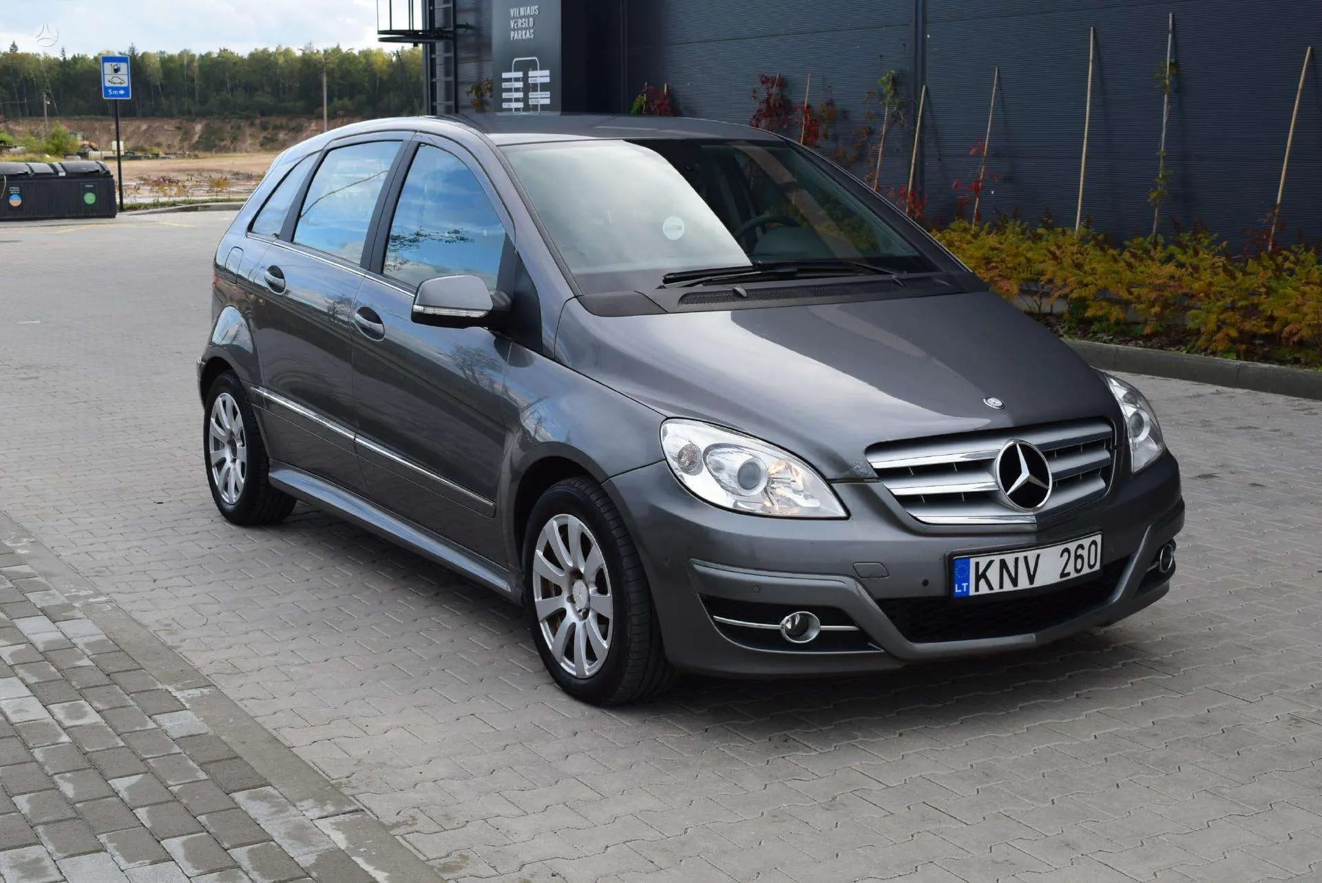 Mercedes-Benz B 180