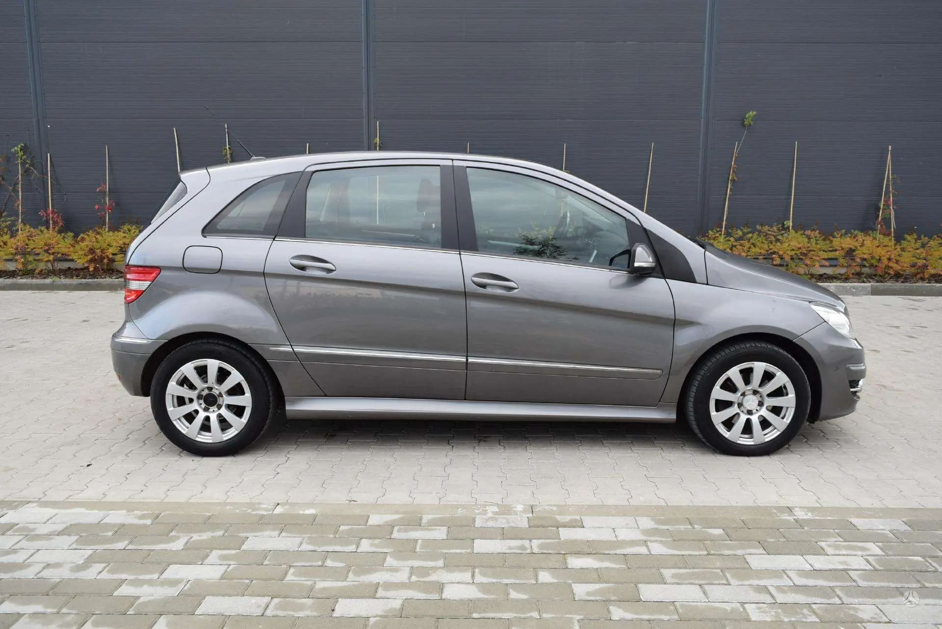 Mercedes-Benz B 180